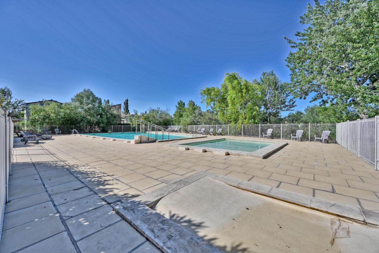 Le Petit Bonheur - Place Parking Privee - Clim - Terrasse - Piscine Partagee - Proche Parc Spirou Saint-Saturnin-les-Avignon ภายนอก รูปภาพ