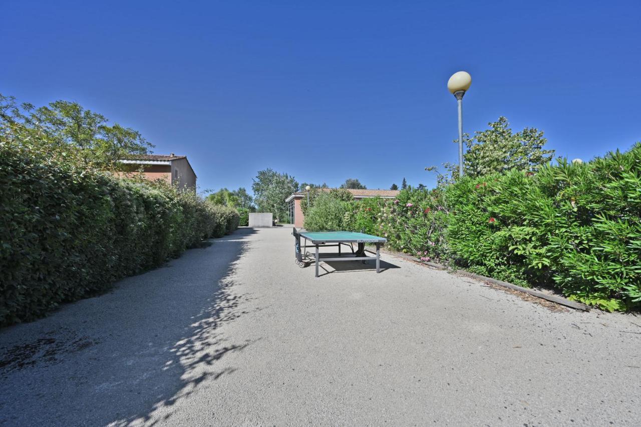 Le Petit Bonheur - Place Parking Privee - Clim - Terrasse - Piscine Partagee - Proche Parc Spirou Saint-Saturnin-les-Avignon ภายนอก รูปภาพ